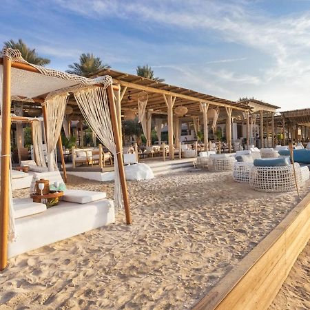 Sofitel Dubai Palm Apartments Bagian luar foto The beach at the resort