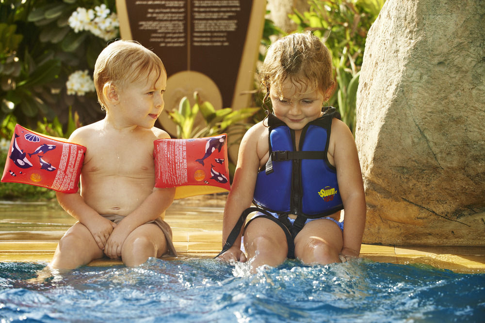 Sofitel Dubai Palm Apartments Bagian luar foto Children wearing swim vests